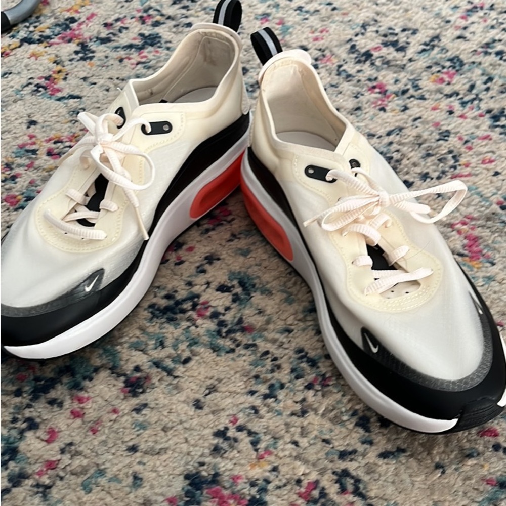 Women’s Nike size 7